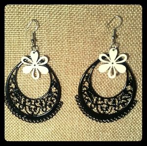 Flower black & white earings